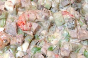 Салат "Оливье" с мясом и маринованными огурцами